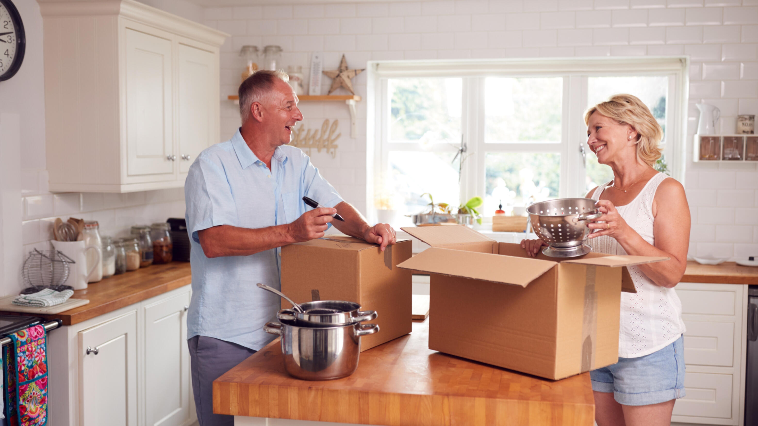Clients de 55 ans et plus en transition résidentielle à Laval et sur la Rive-Sud Image de personnes de 55 ans et plus préparant un déménagement, accompagnées par Gabriela Jonas dans un projet de vente immobilière