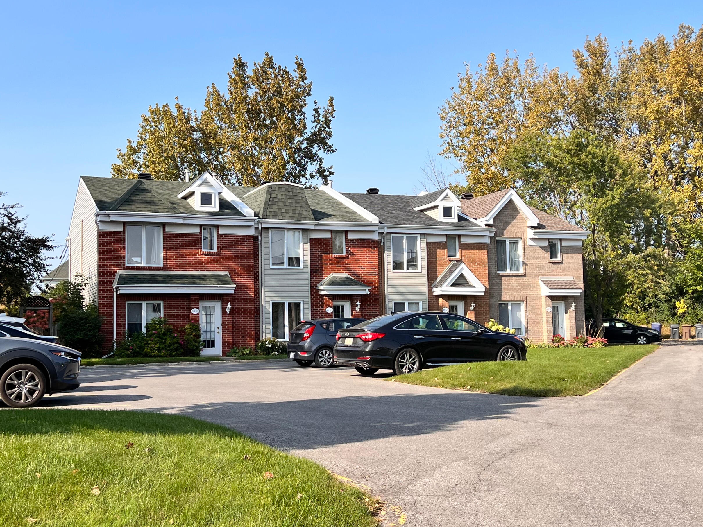 Vue extérieure de maisons en rangée modernes, représentées par Gabriela Jonas pour des premiers acheteurs et des nouveaux arrivants