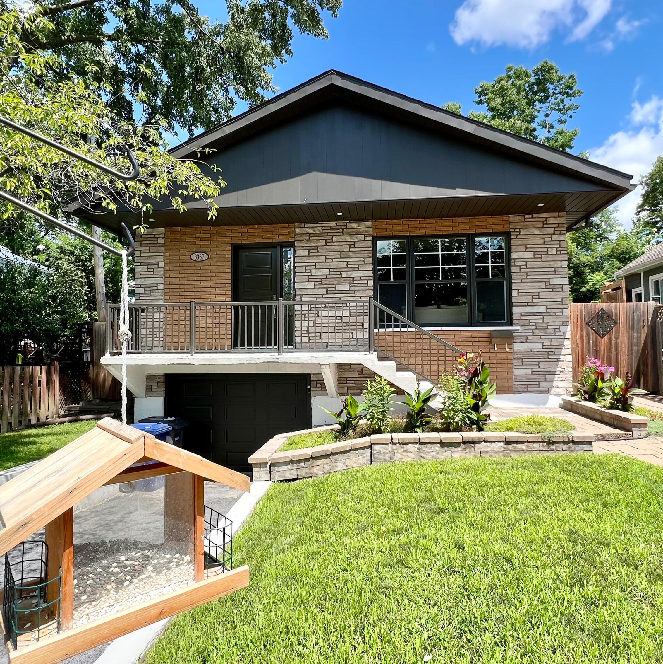 Maison moderne à vendre à Laval et sur la Rive-Sud de Montréal Vue extérieure d’une maison moderne à vendre, représentée par Gabriela Jonas pour des acheteurs immobiliers