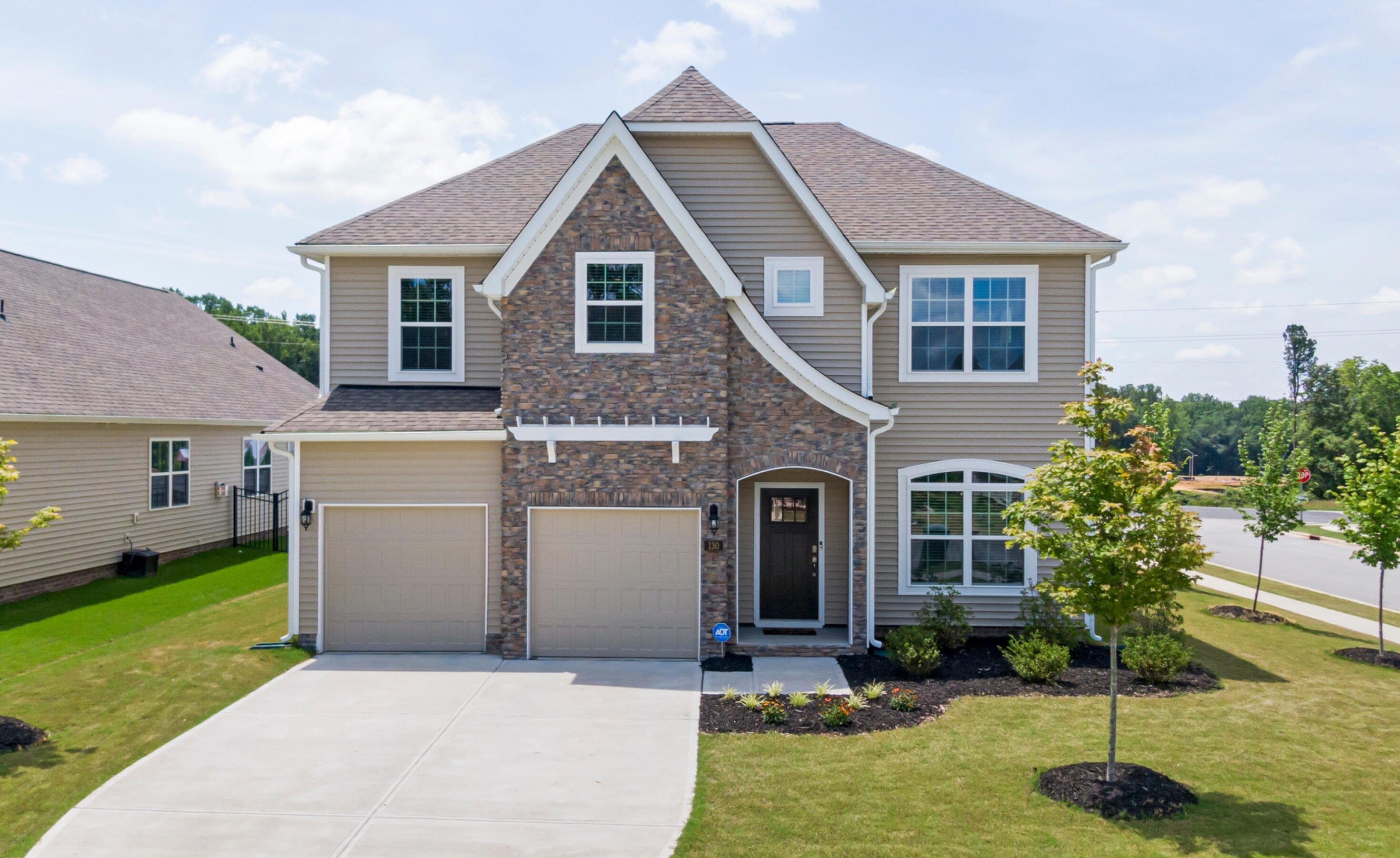 Maisons modernes à vendre à Laval et sur la Rive-Sud de Montréal Vue extérieure de maison moderne, représentée par Gabriela Jonas pour des acheteurs immobiliers
