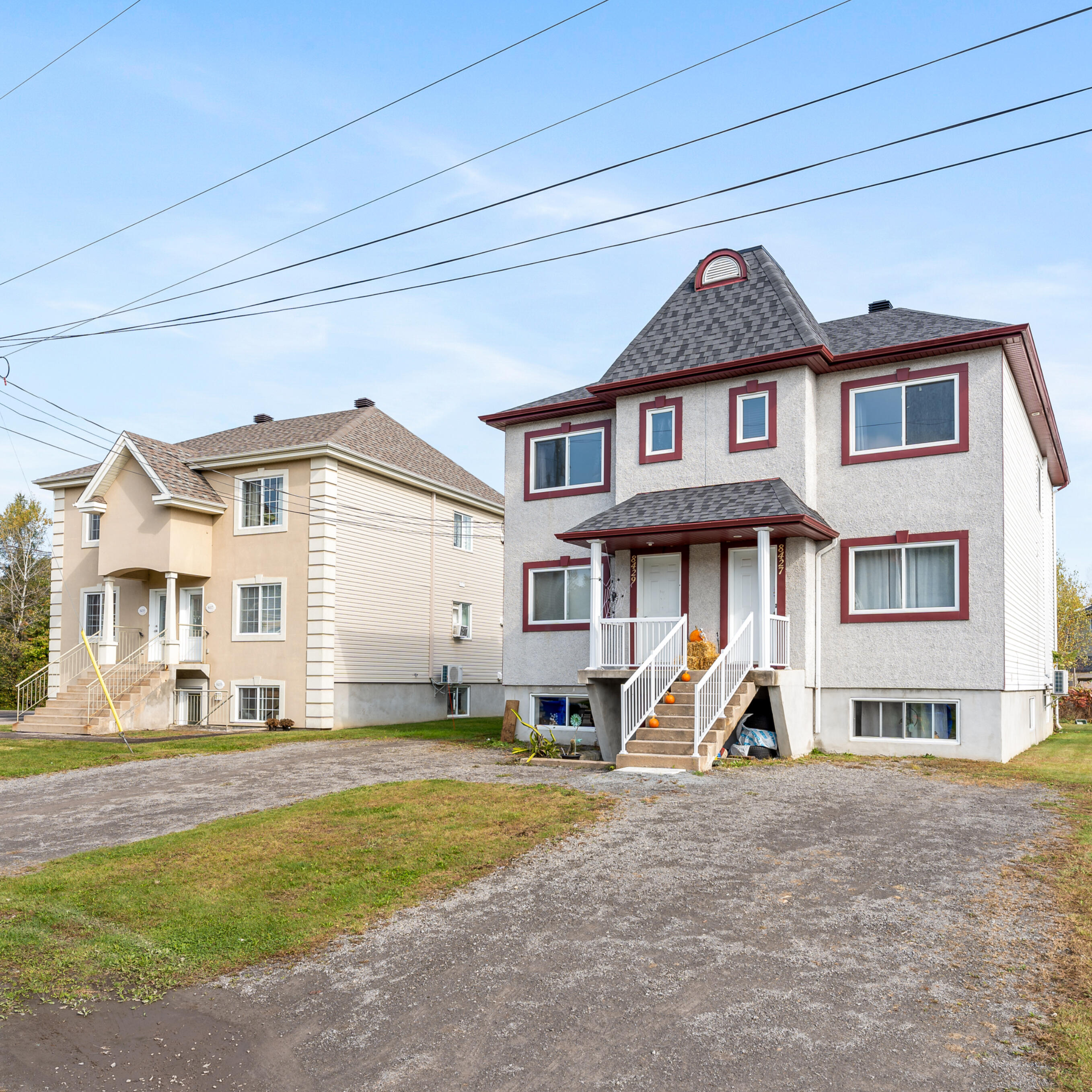 Vue extérieure d’un plex moderne à vendre, représenté par Gabriela Jonas pour des vendeurs immobiliers